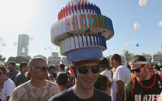 מסיבת רחוב של פורים בתל אביב, תחפושות ובלונים