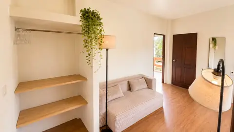 דירת שני חדרי שינה ב-Zen Village — פינת ישיבה, עם ספה ומדפים