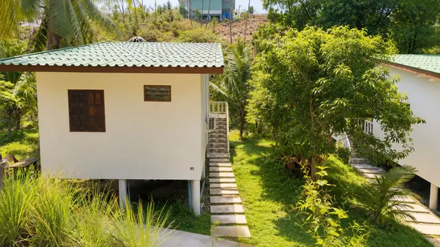 דירת שני חדרי שינה ב-Zen Village — המתחם מבחוץ, בתוך הצמחייה